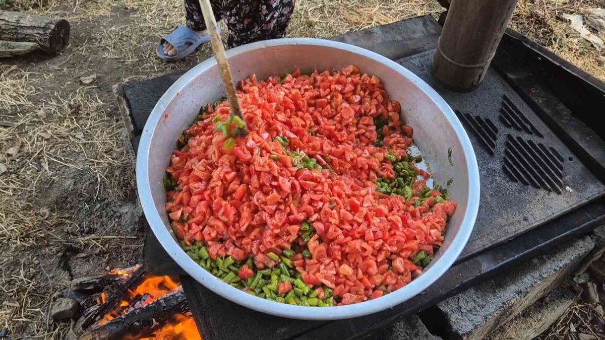 Malkara'da Kadınlar İmece Usulü Kışlık Hazırlıyor