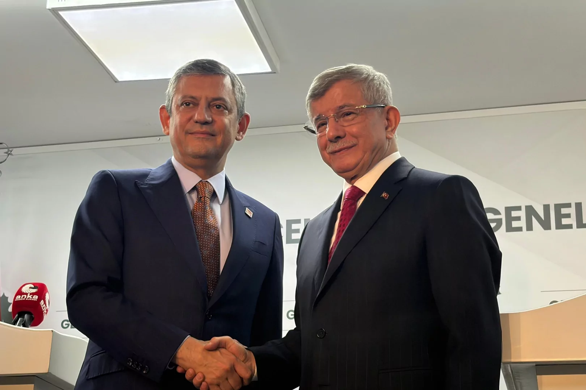 Özgür Özel'den Ahmet Davutoğlu'na Dayanışma Telefonu