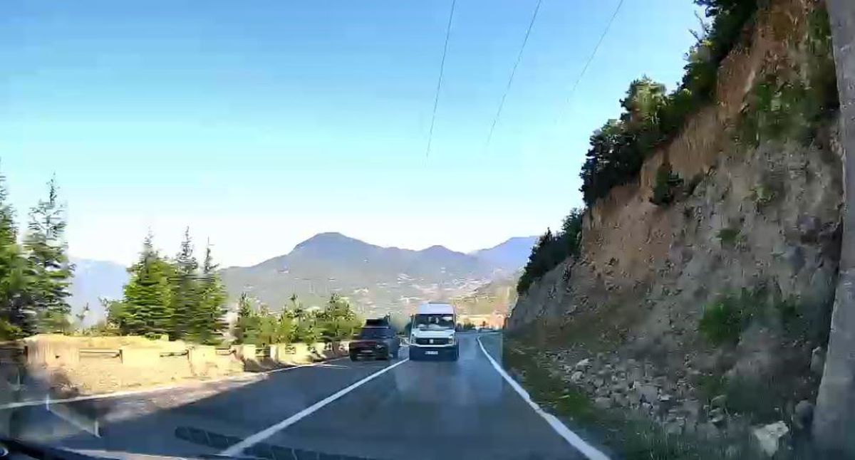 Artvin'de Minibüsün Hatalı Sollaması Kamerada: Son Anda Faciadan Dönüldü