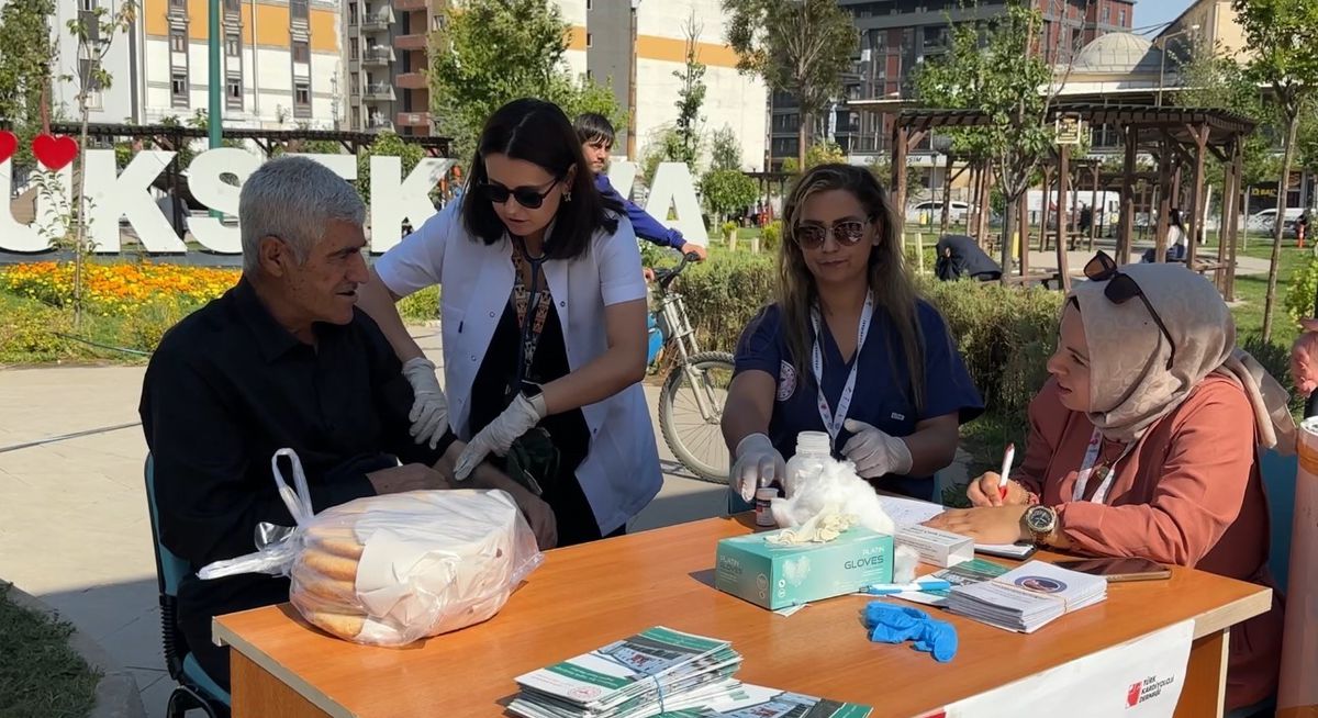 Yüksekova’da parkta sağlık molası: Vatandaşlar tansiyon ve şeker ölçümü için akın etti