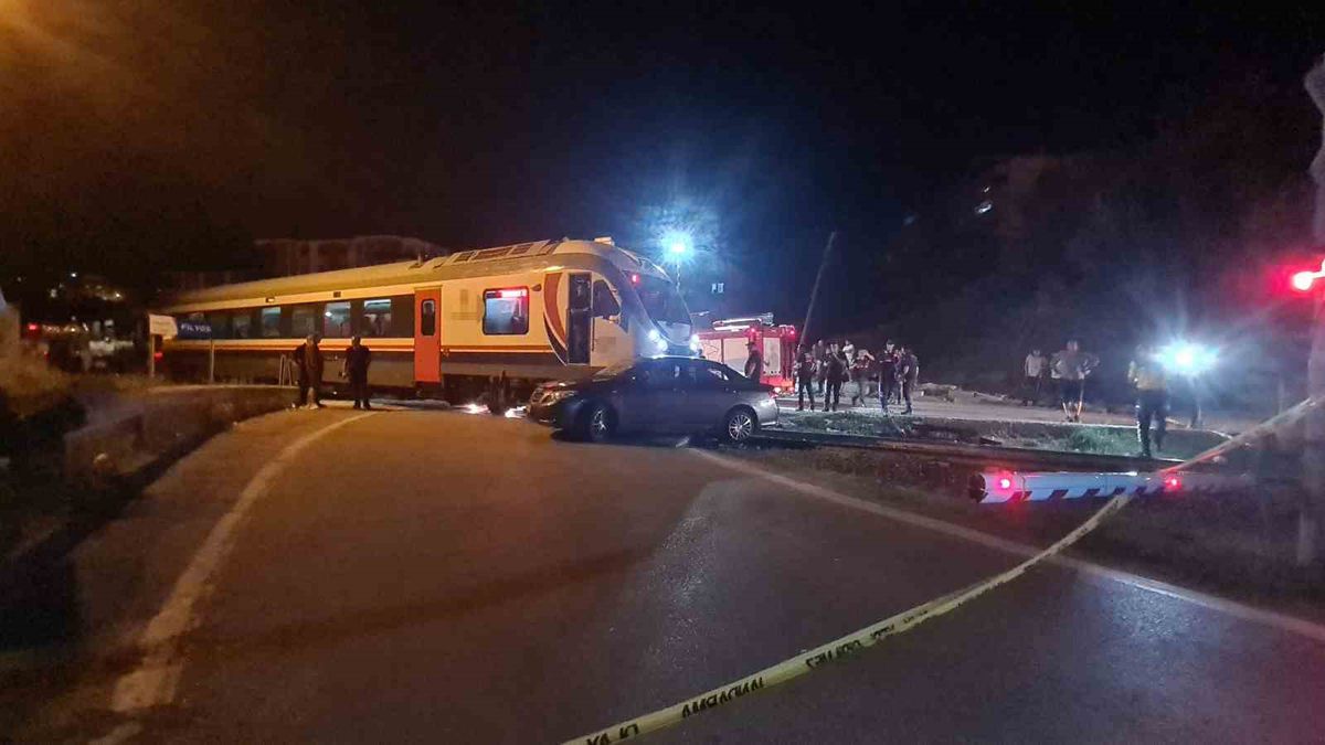 Zonguldak’ta yolcu treni otomobille çarpıştı: 5 yaralı