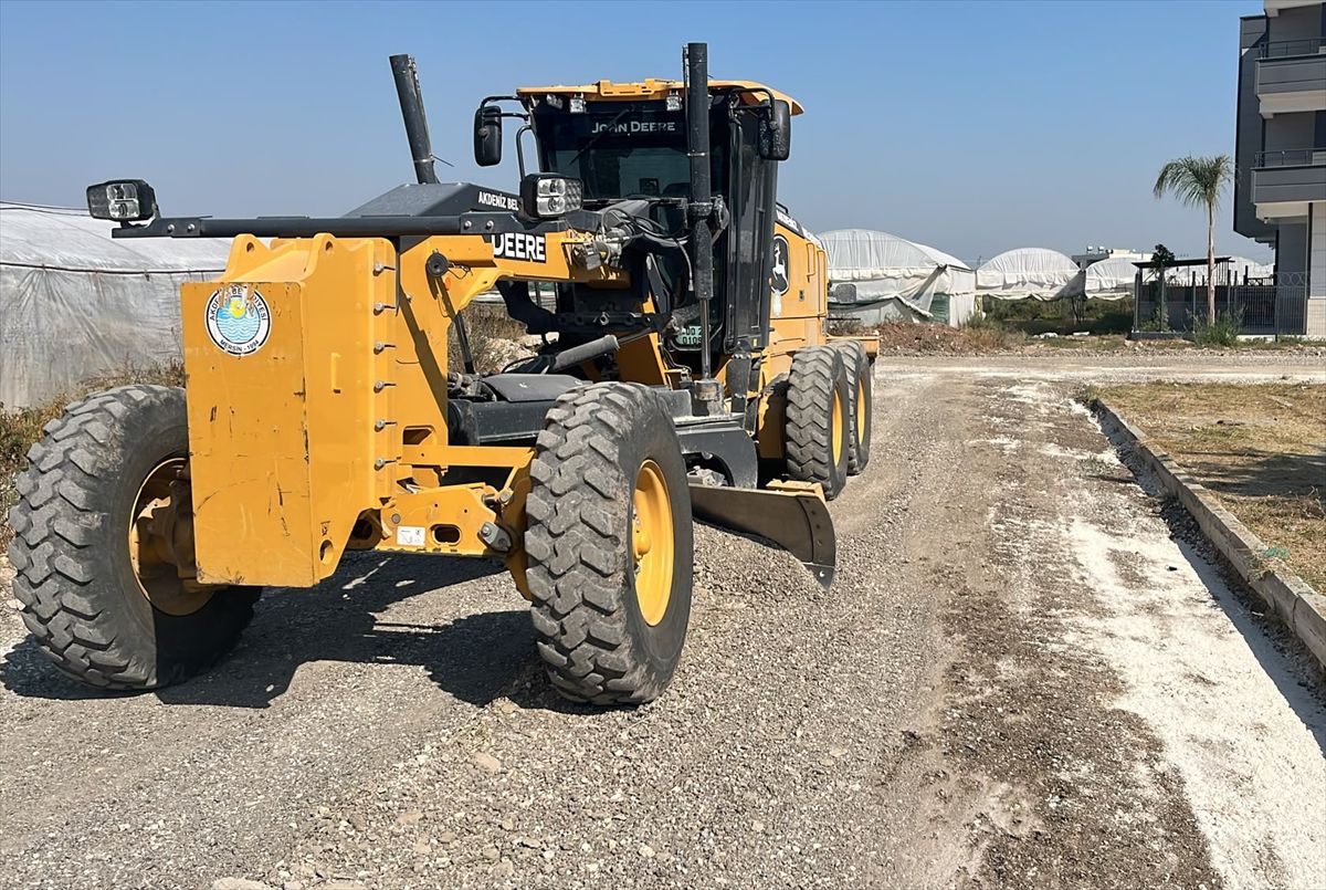 Akdeniz ilçesinde yıpranan yollarda yenileme çalışması yapıldı