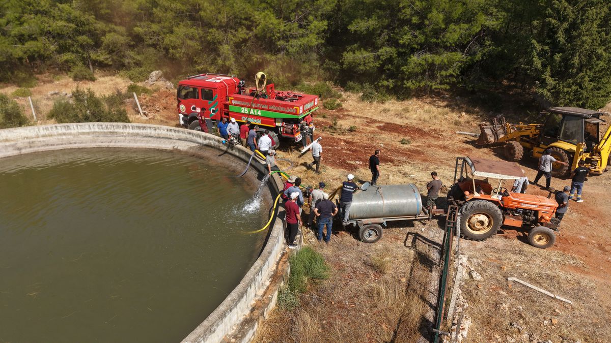 Aksu yangını 2'nci gününde; 2 bini aşkın hane elektriksiz kaldı