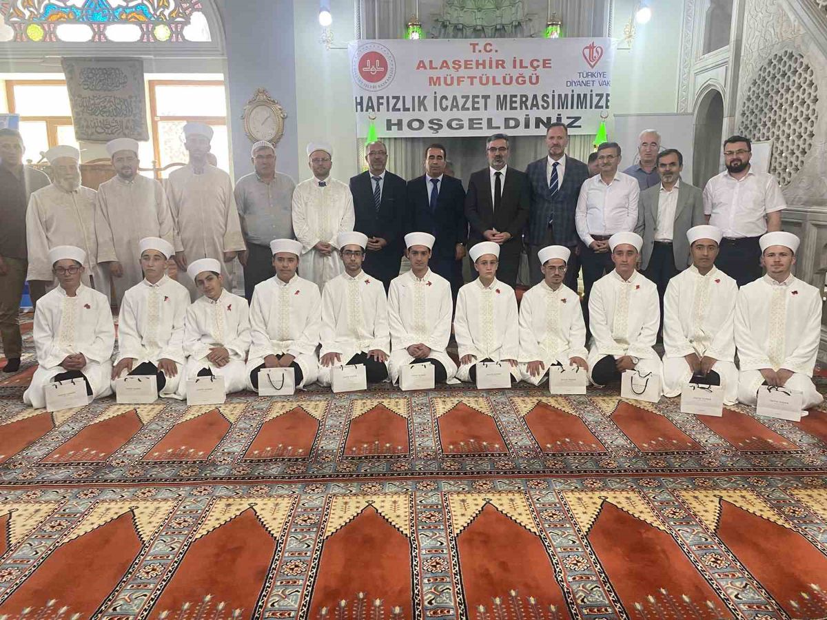 Alaşehir’de 11 öğrenci hafızlık icazeti aldı