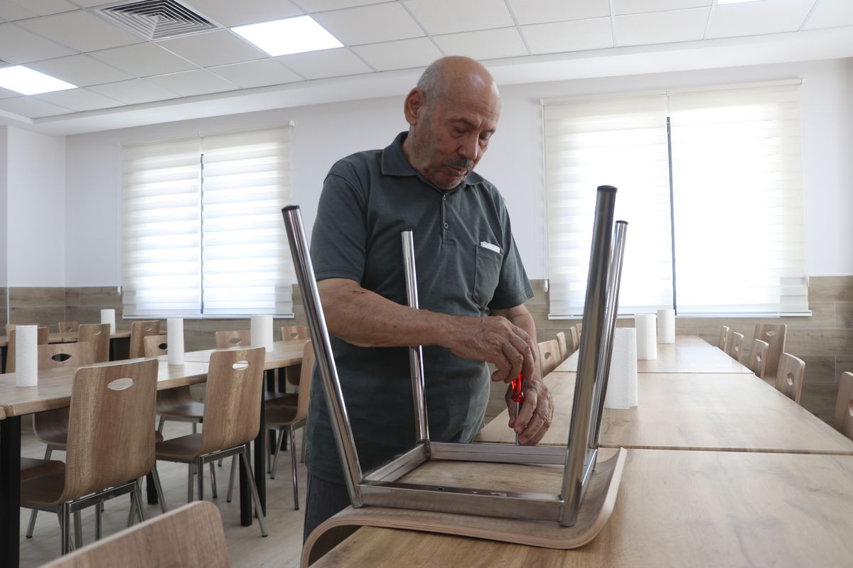 Alzheimer hastası, tedavi gördüğü merkezin gönüllü tamircisi oldu