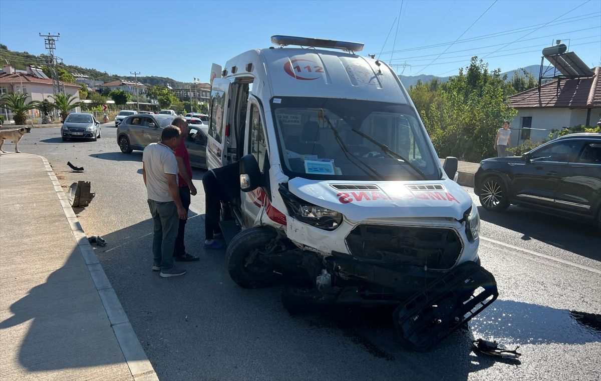 Antalya'da ambulans ile otomobilin çarpıştığı kazada 4 kişi yaralandı