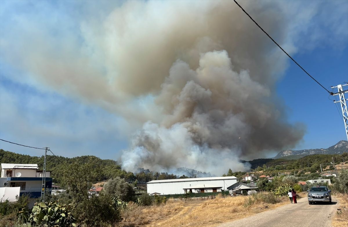 Antalya'nın Kumluca ilçesindeki orman yangınına müdahale ediliyor