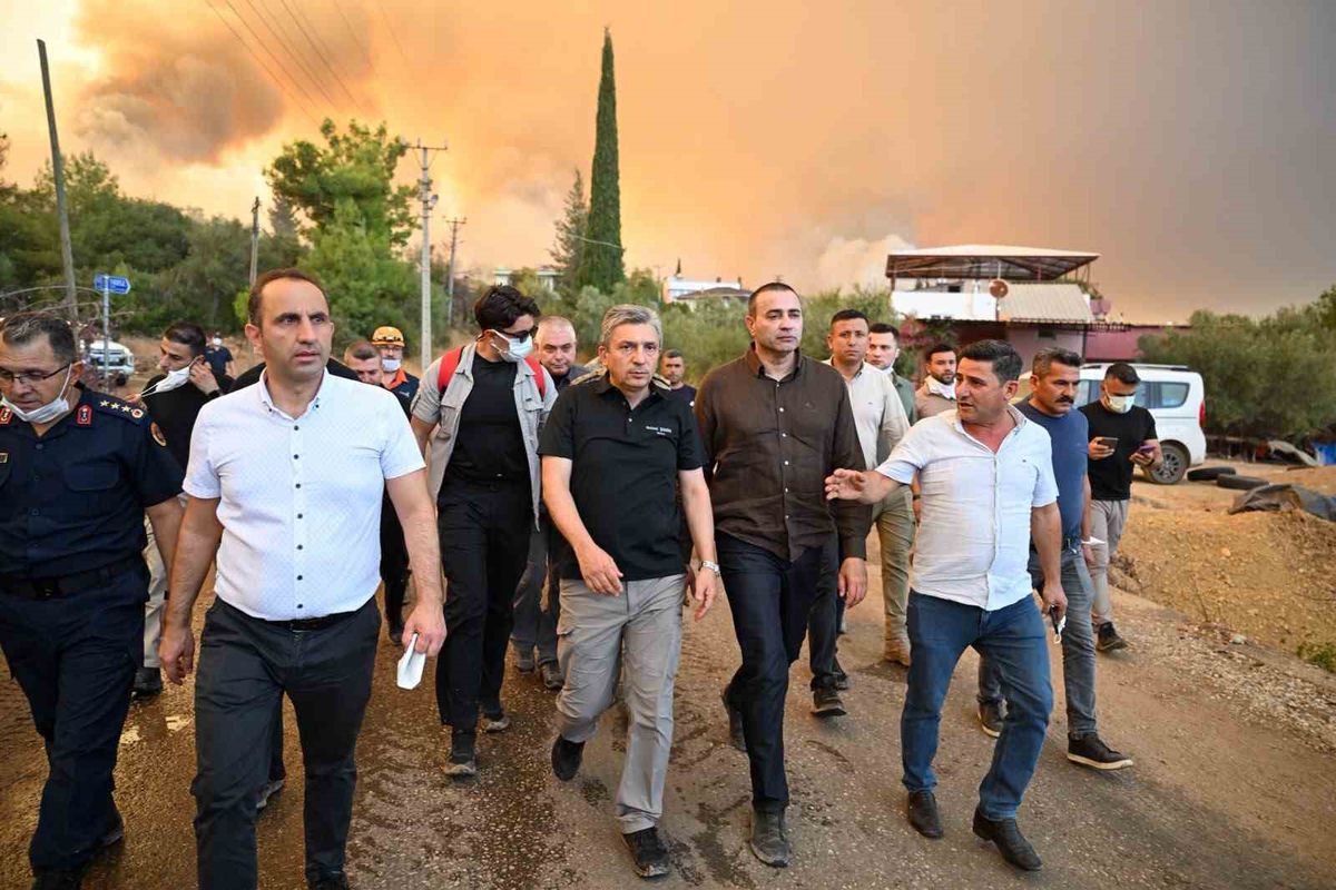Antalya Valisi Şahin: 'Aksu yangını devam ediyor, Kumluca yangınının enerjisi düşürüldü'