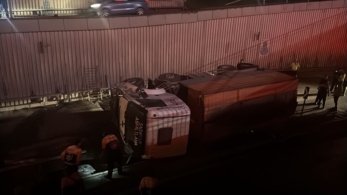 Avcılar'da İBB'ye bağlı asfalt kamyonu virajı alamayarak alt geçit yoluna düştü