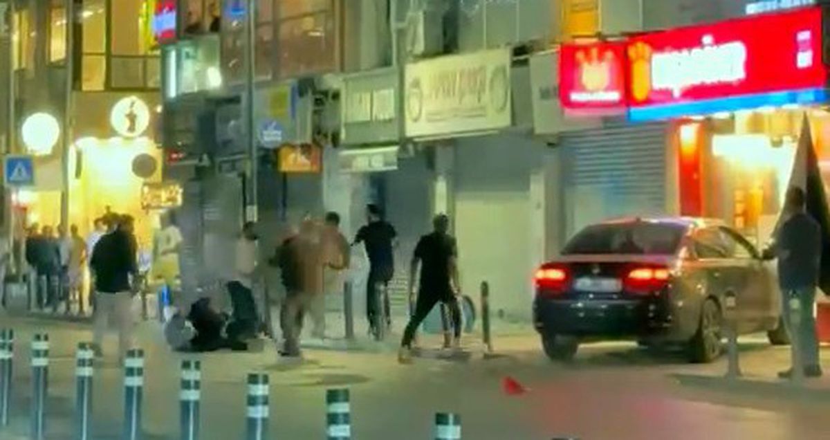 Avcılar'da iki grup arasındaki sandalyeli kavgayı çevredekiler ayırdı