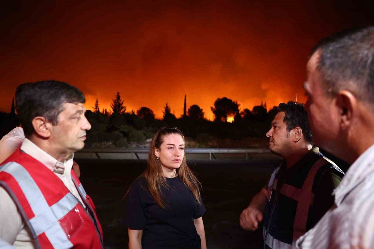 Antalya Aksu'daki orman yangınında gece mücadelesi sürüyor