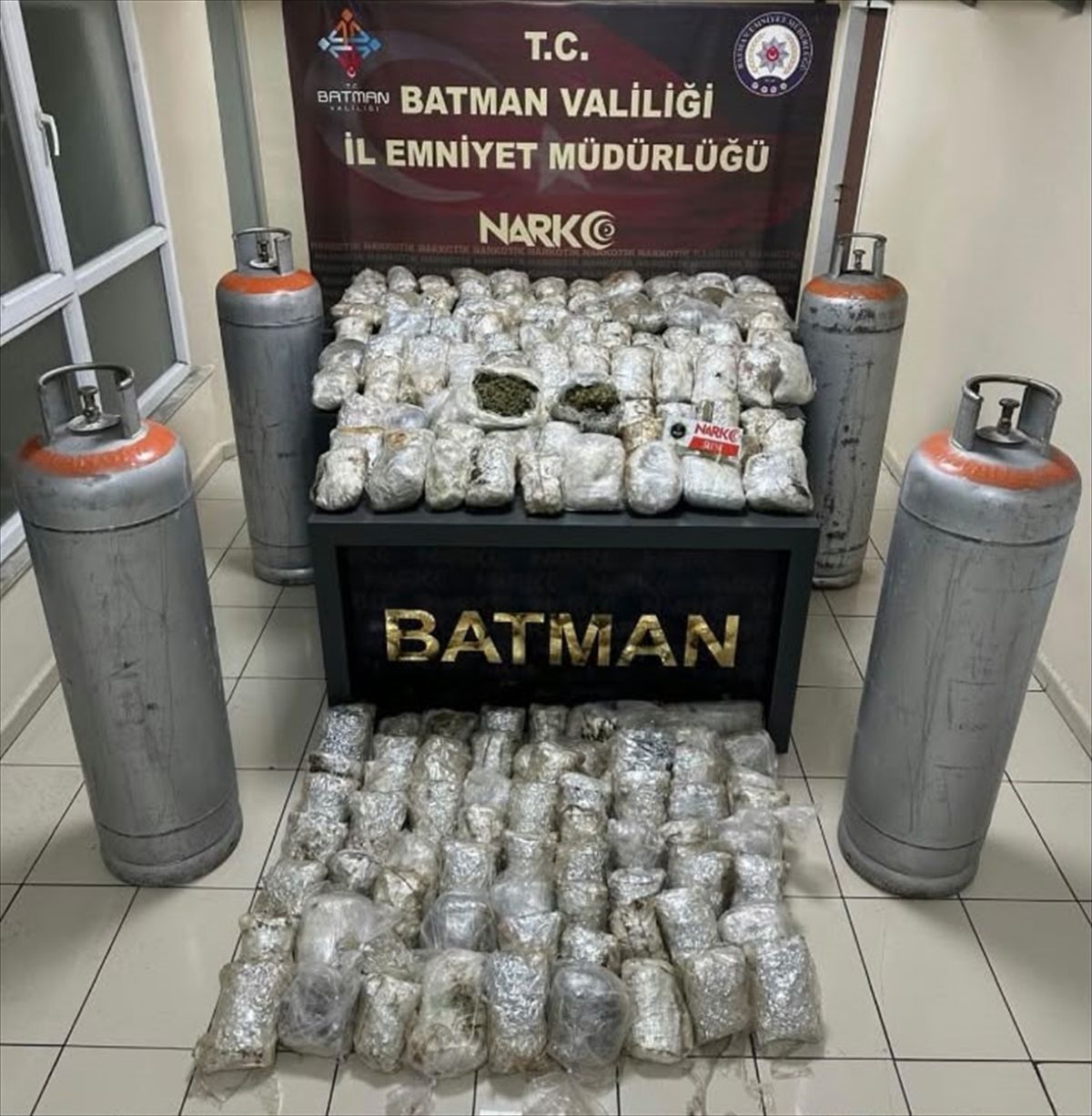 Batman'da sanayi tüplerinde 87 kilo 500 gram sentetik uyuşturucu ele geçirildi