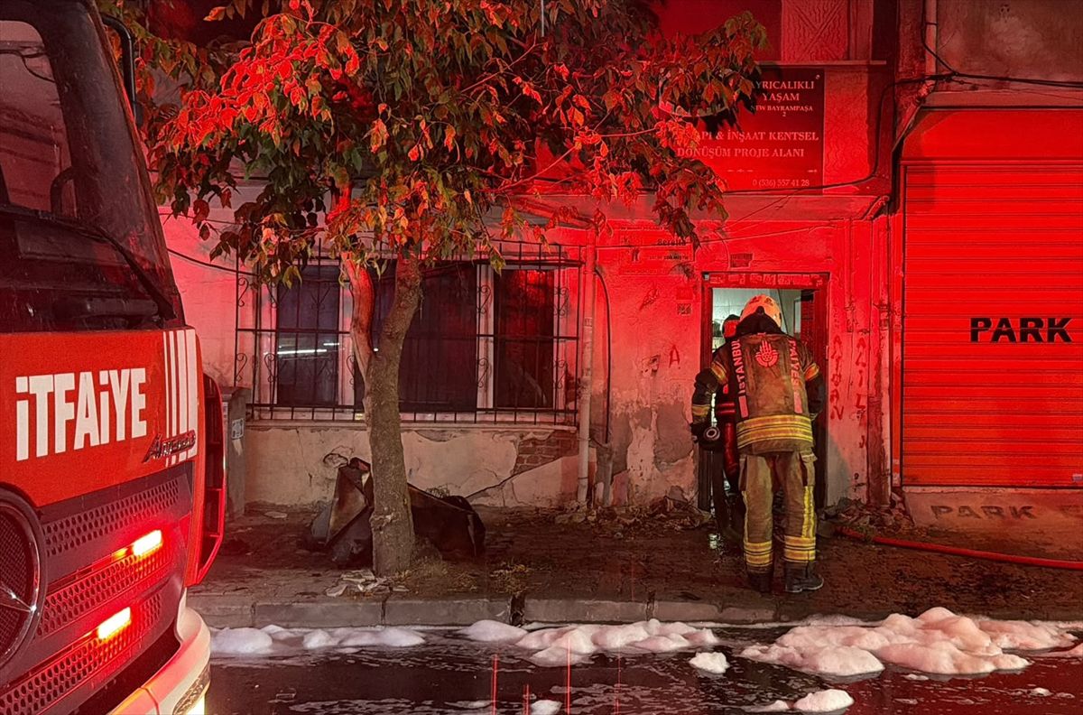 Bayrampaşa'da metruk binada başlayıp bitişikteki apartmana sıçrayan yangın söndürüldü