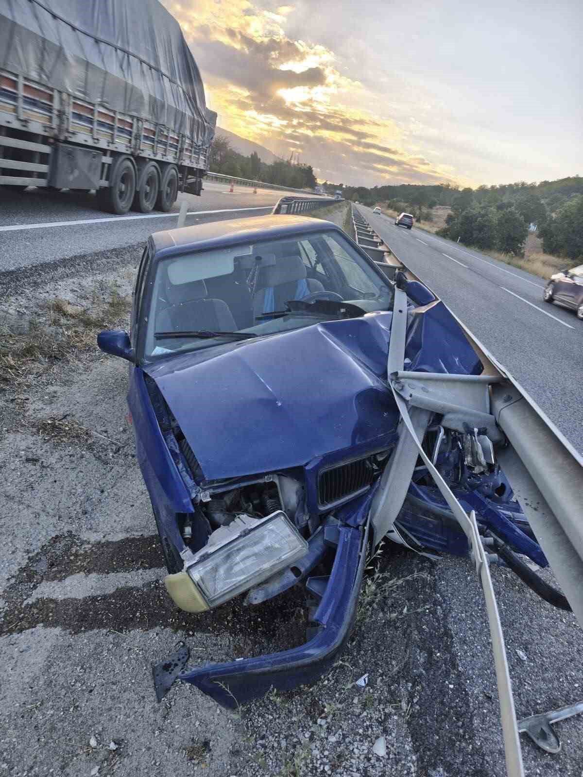 Bilecik’te otomobil refüje çarptı: 7 kişi yaralandı