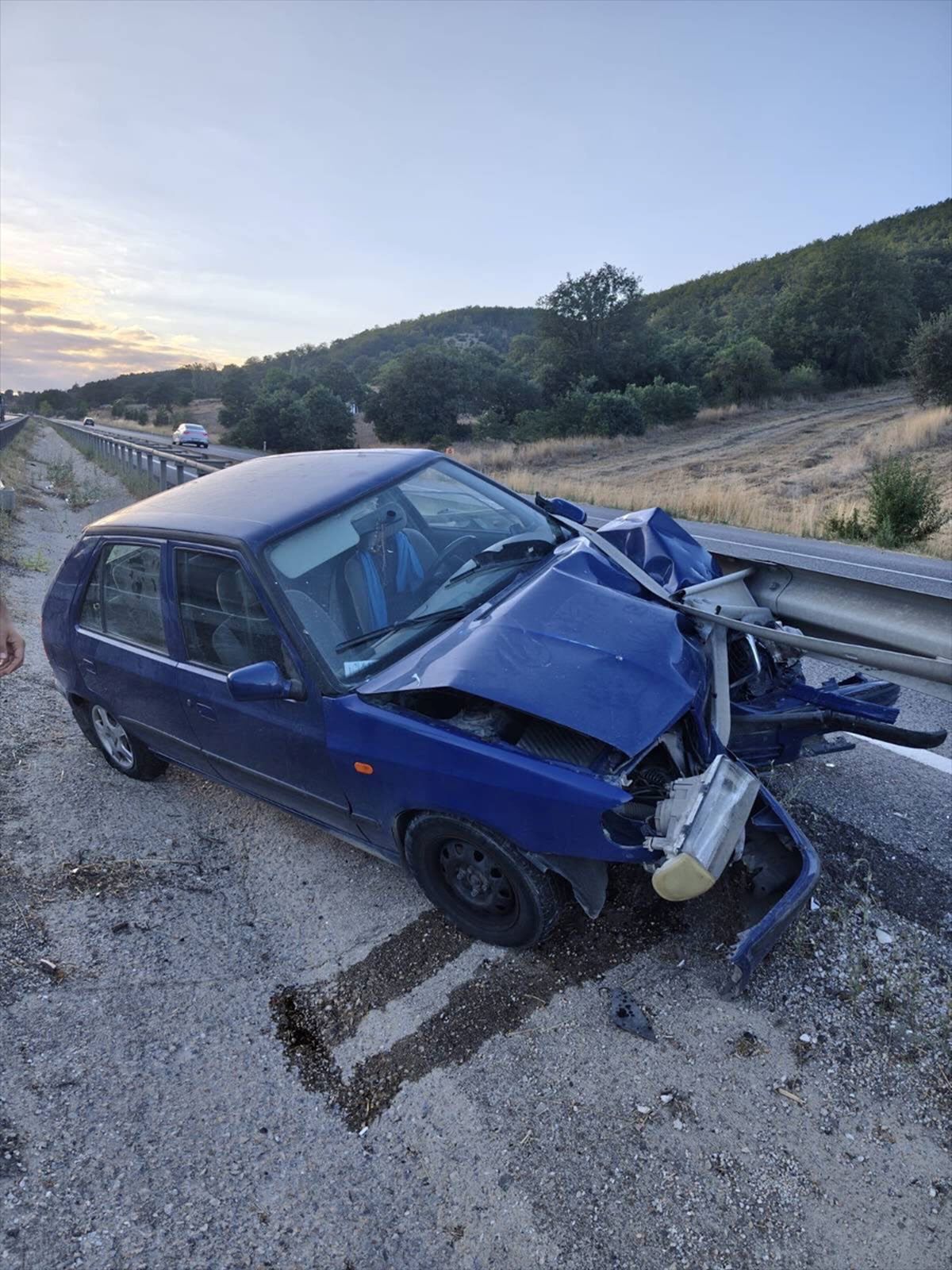 Bilecik'te otomobilin refüje çarptığı kazada 4'ü çocuk 7 kişi yaralandı