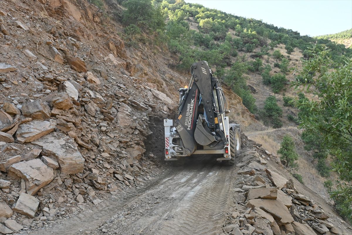 Bitlis'te heyelan nedeniyle kapanan arazi yolu ulaşıma açıldı