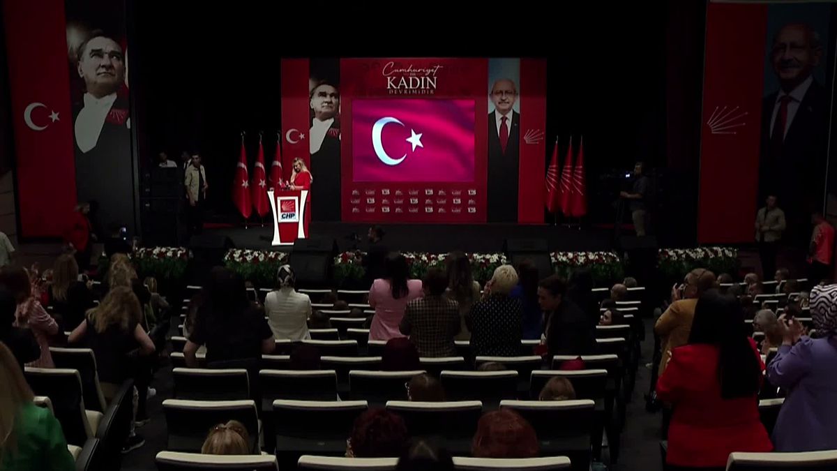 CHP’de “Cumhuriyet Bir Kadın Devrimidir” paneli… Ayten Gülsever: 'Kadın özgür değilse Cumhuriyet eksiktir'