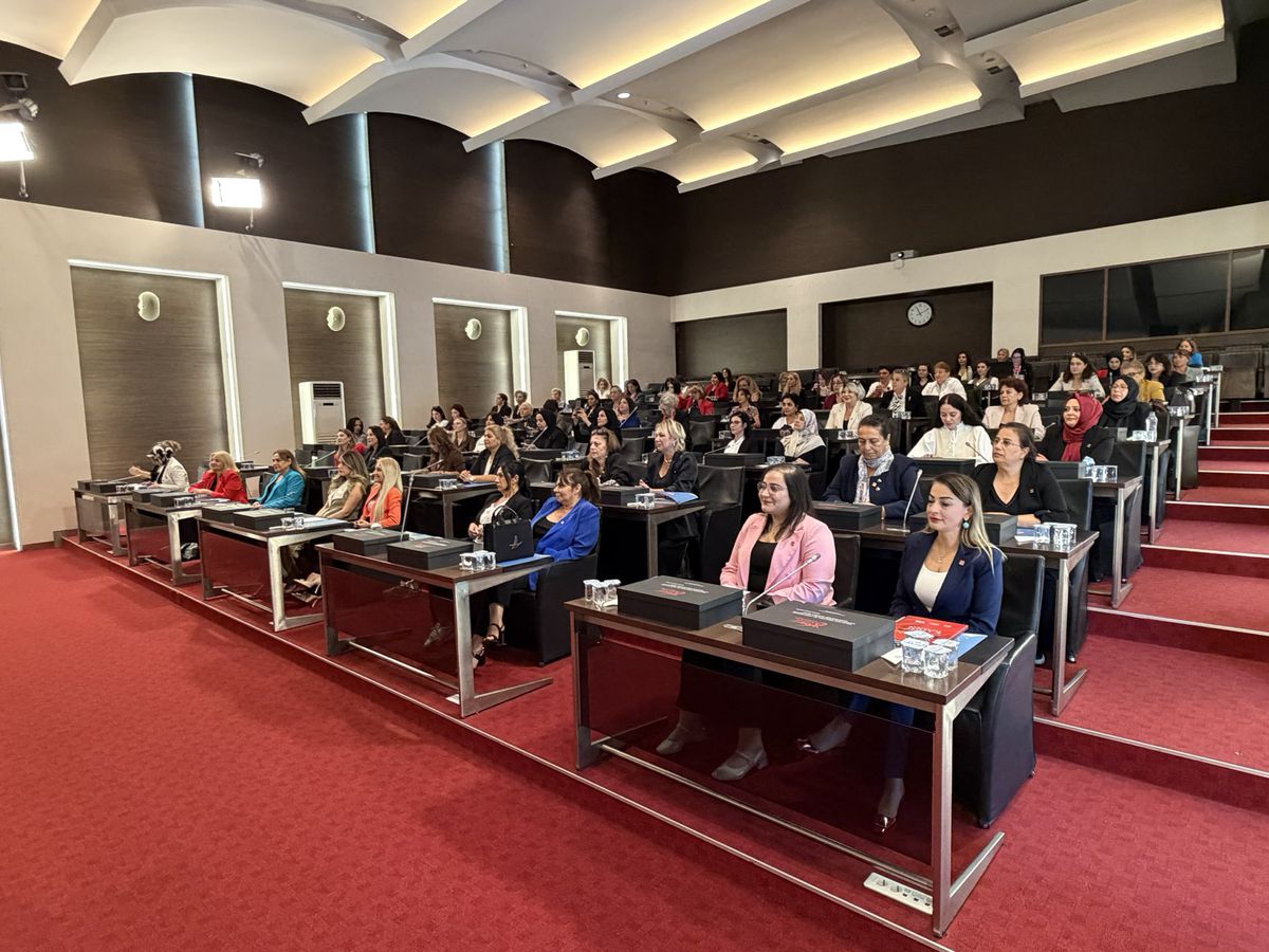 CHP Kadın Kolları Genel Başkanı Gülsever, CHP Kadın Kolları İl Başkanları ile toplantı yaptı