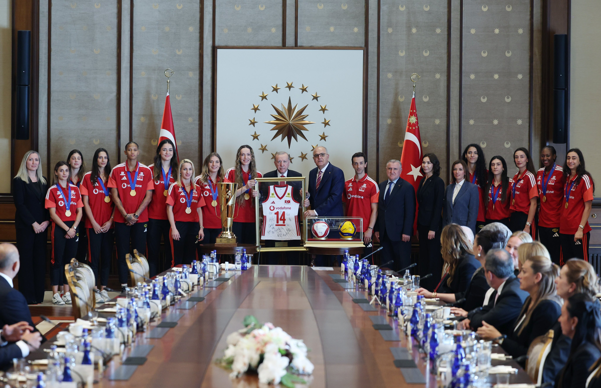 Cumhurbaşkanı Erdoğan, Avrupa Şampiyonu olan A Milli Kadın Voleybol Takımı'nı kabul etti