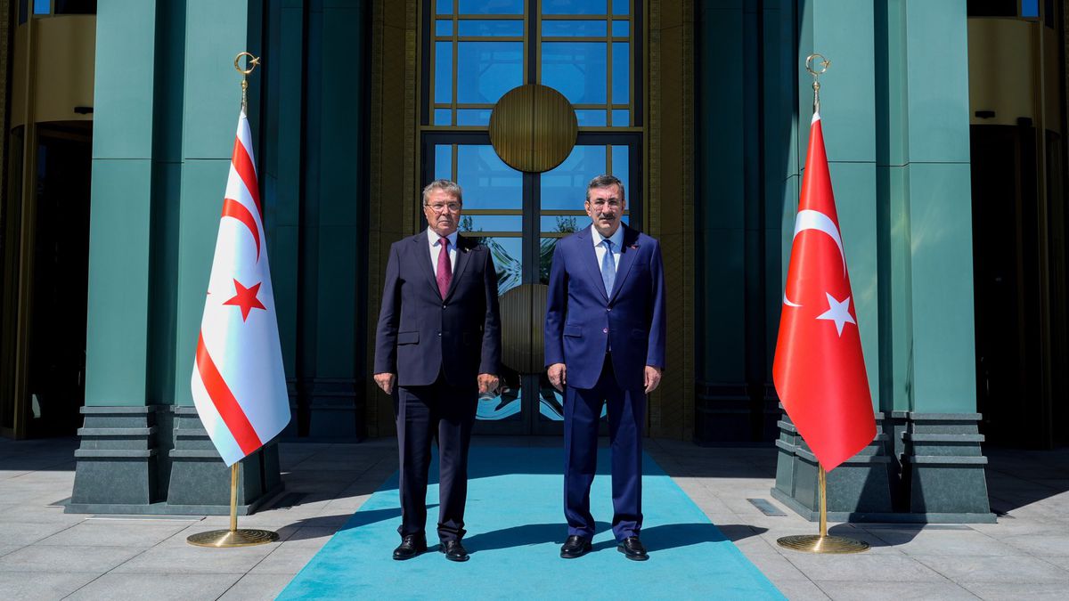 Cevdet Yılmaz KKTC Başbakanı Ünal Üstel ile görüştü