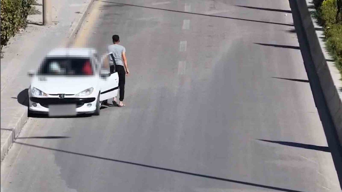 Denetimi görünce yer değiştirdi, dron saniye saniye kaydetti