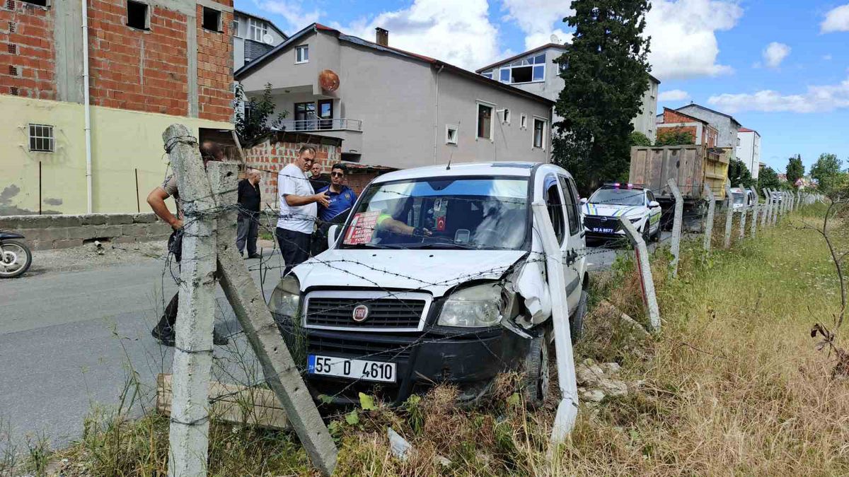 Direksiyonda rahatsızlanan genç dolmuş sürücüsü mezarlığın tel örgüsüne çarptı