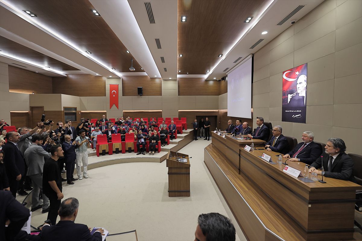 Enerji ve Tabii Kaynaklar Bakanı Bayraktar Çorum'da iş insanlarıyla buluştu: