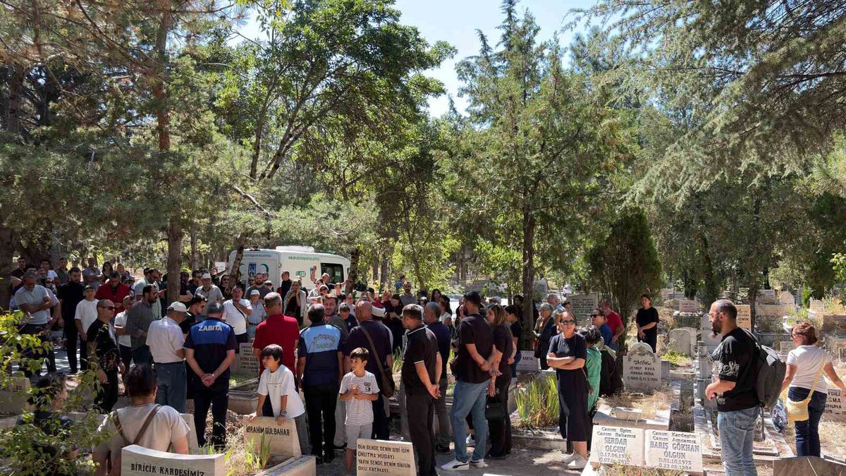 Hayatını kaybeden oyuncu Serhat Kılıç, Karşıyaka Mezarlığı’nda defnedildi