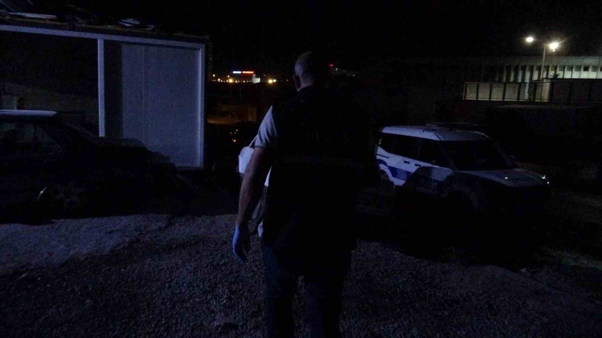 İş yerinde iki arkadaş arasında silahlı kavga: 1 yaralı
