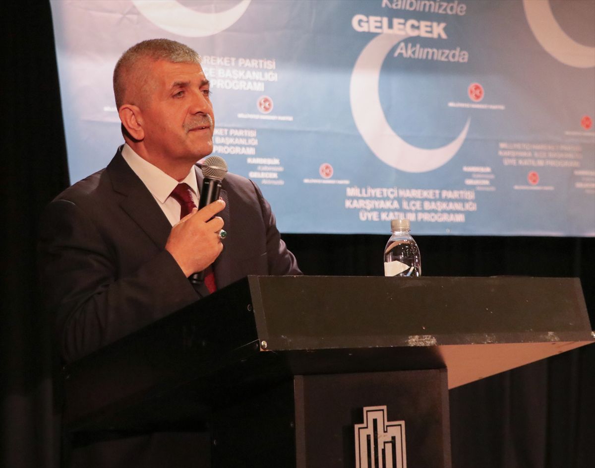 İzmir'de MHP'ye üye olan 500 kişiye törenle rozetleri takıldı