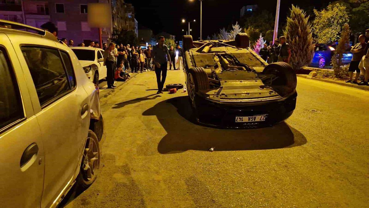 Karaman’da park halindeki otomobile çarpan araç ters döndü: 1 yaralı