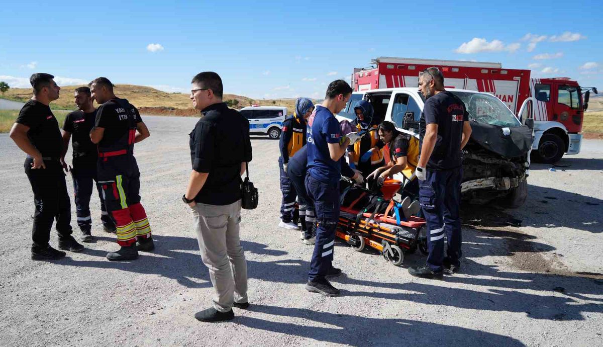 Kırıkkale’de minibüs ile otomobil çarpıştı: 1’i ağır, 6 yaralı