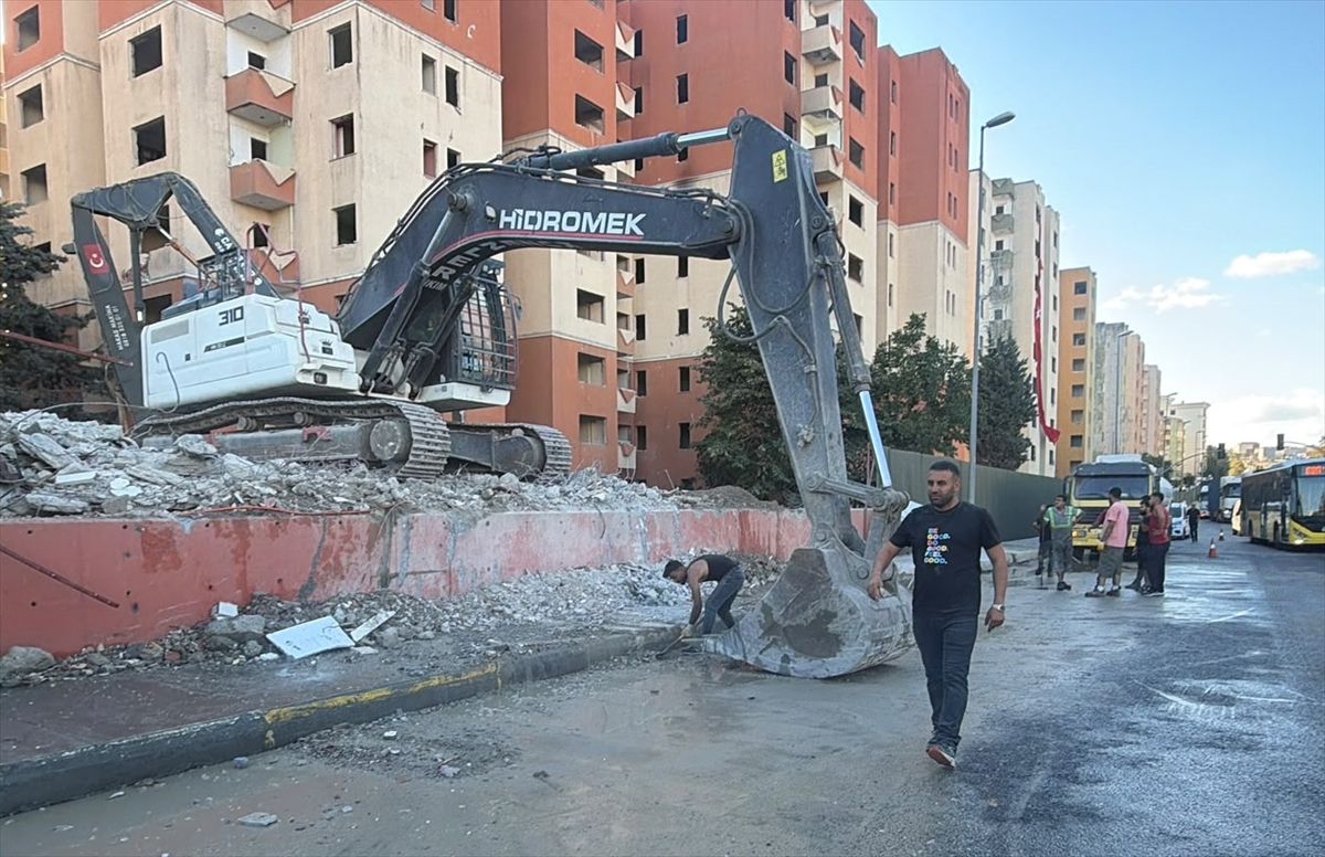 Küçükçekmece'de yıkımı yapılan binadan kopan parçalar yola düşerek trafiği aksattı