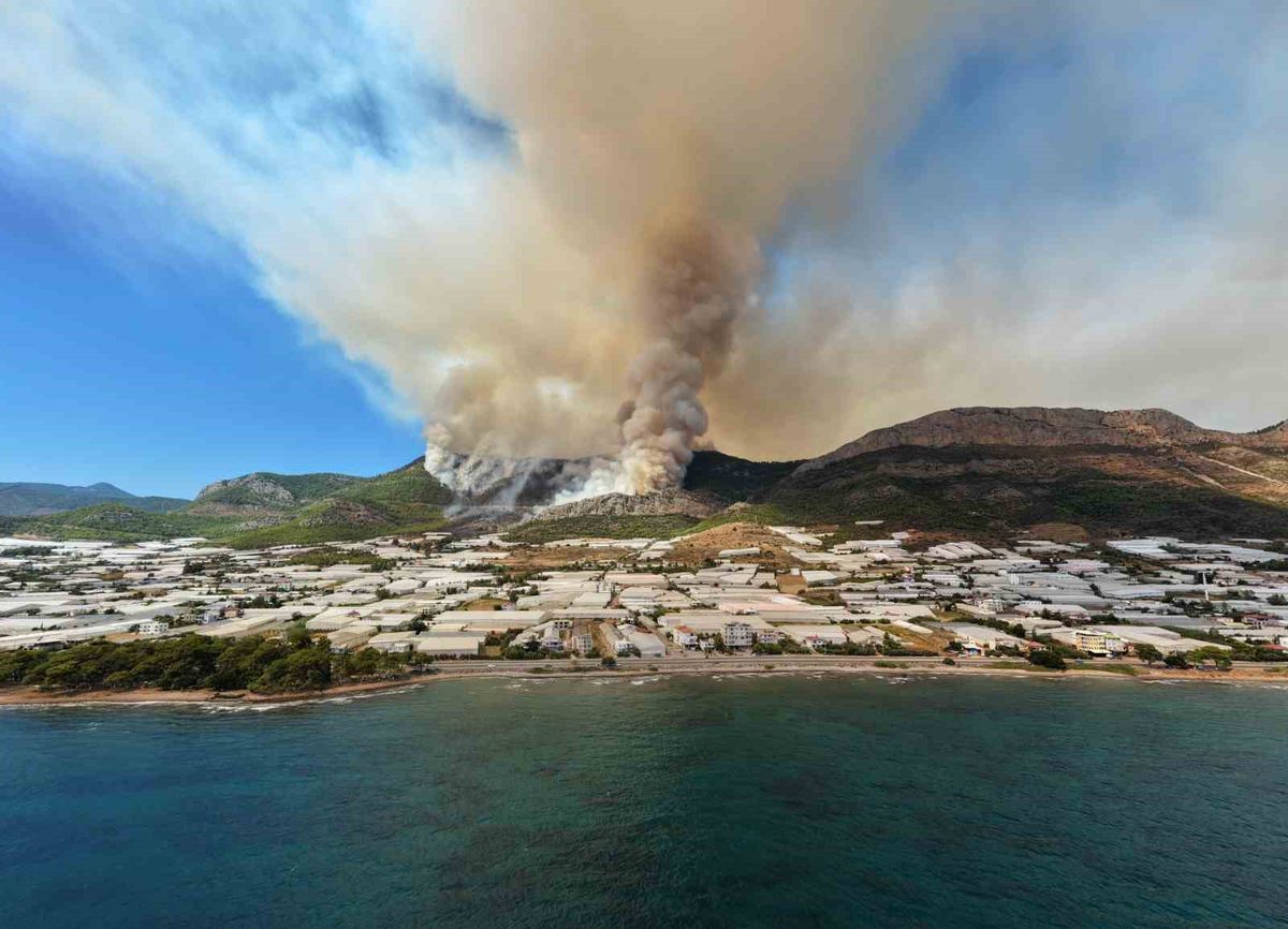 Mersin’de orman yangınına 230 personel, 2 uçak ve 5 helikopterle müdahale