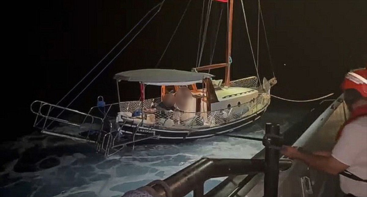 Muğla açıklarında arızalanan yelkenli teknedeki 2 kişi kurtarıldı