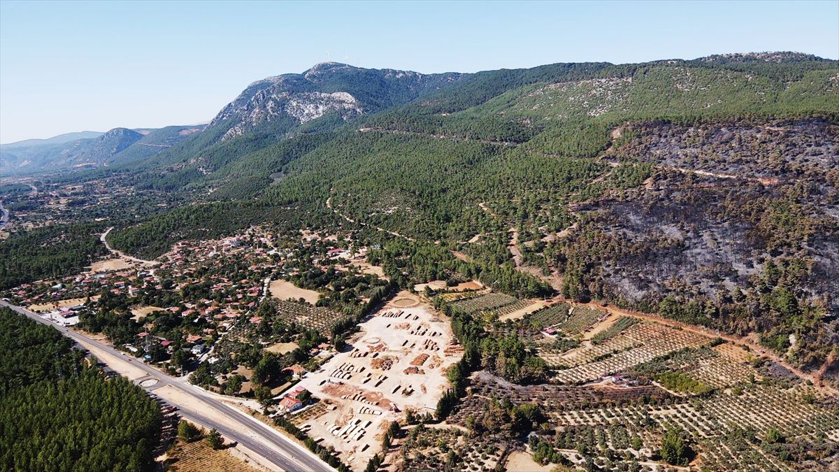 Muğla'da yanan ormanlık alan havadan görüntülendi