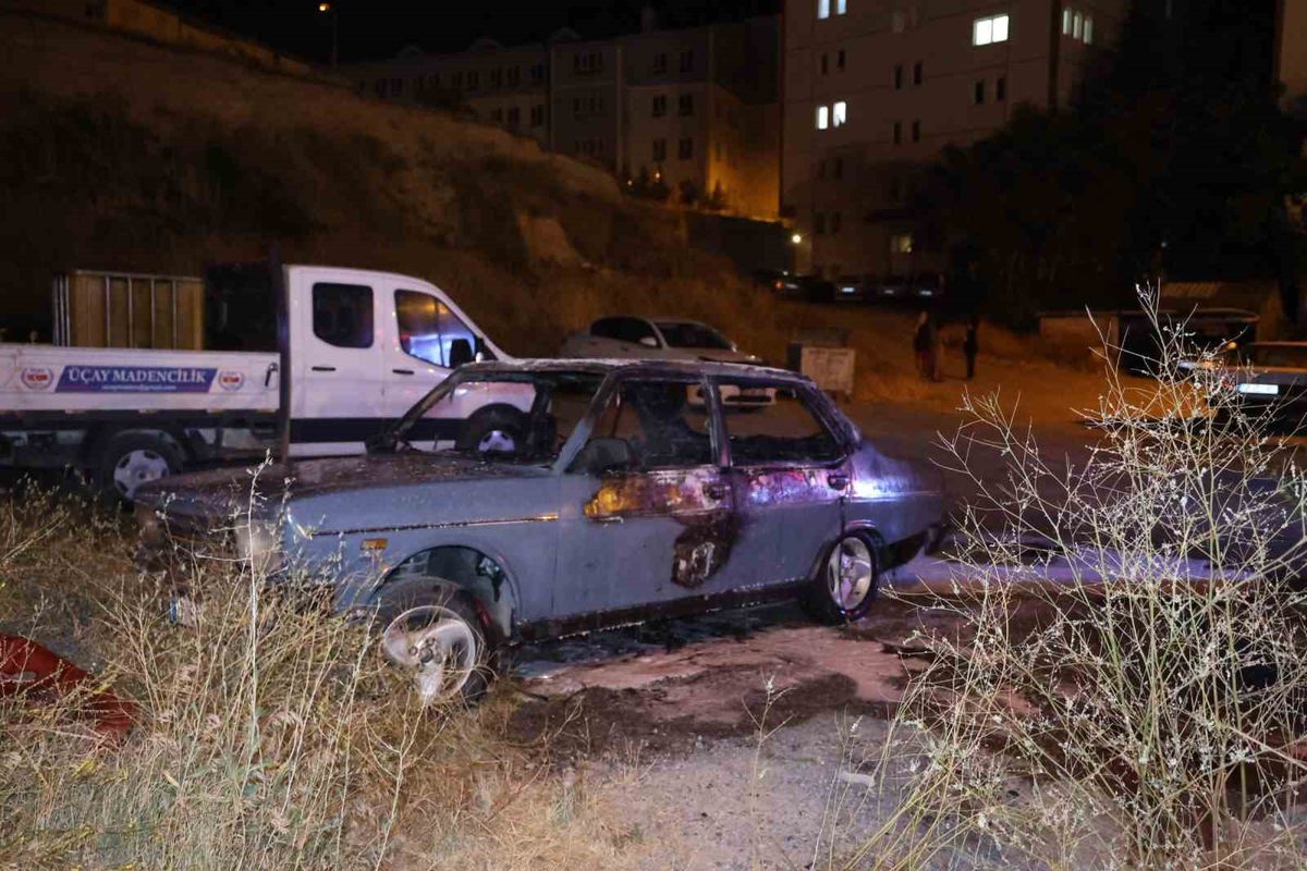 Nevşehir’de park halindeki otomobil alevlere teslim oldu