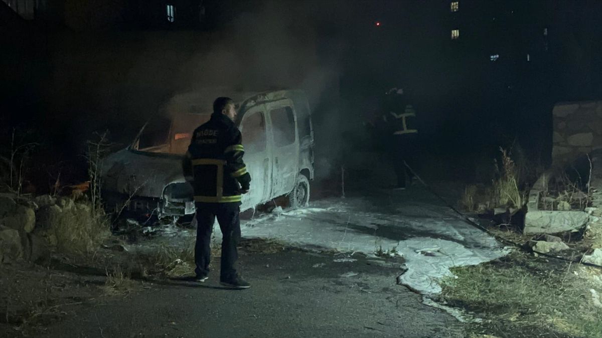 Niğde'de park halindeki hafif ticari araç yandı