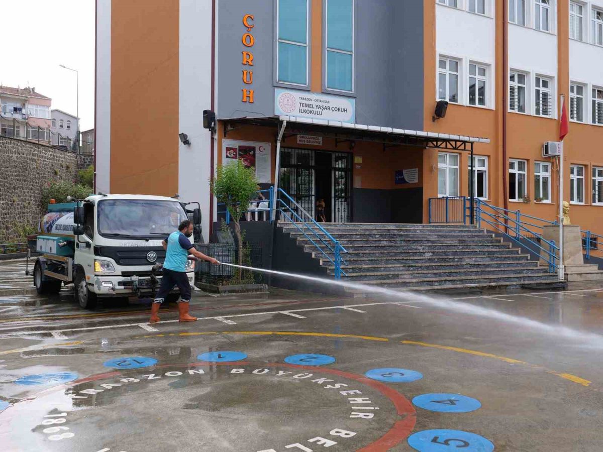 Okul bahçelerinde temizlik mesaisi