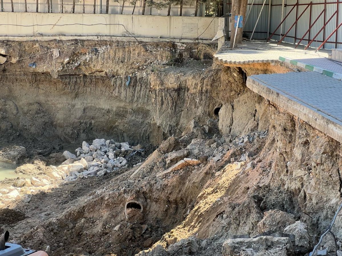 Okulun yanındaki inşaat, bahçesinin çökmesine sebep oldu