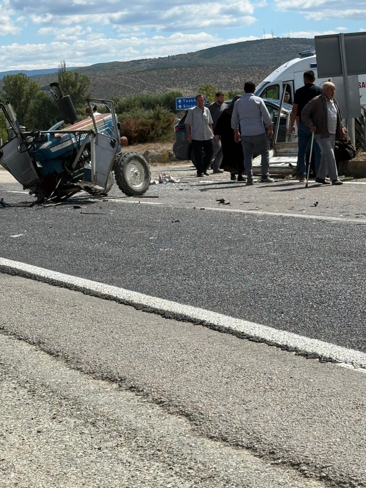 Otomobil ile çarpışan traktör ikiye bölündü
