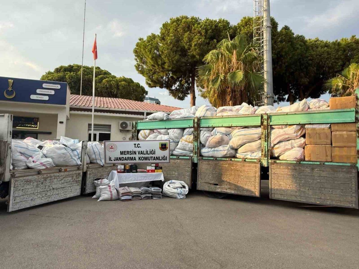 Piyasa değeri 50 milyon TL: Kaçak 20 binden fazla kıyafet ele geçirildi