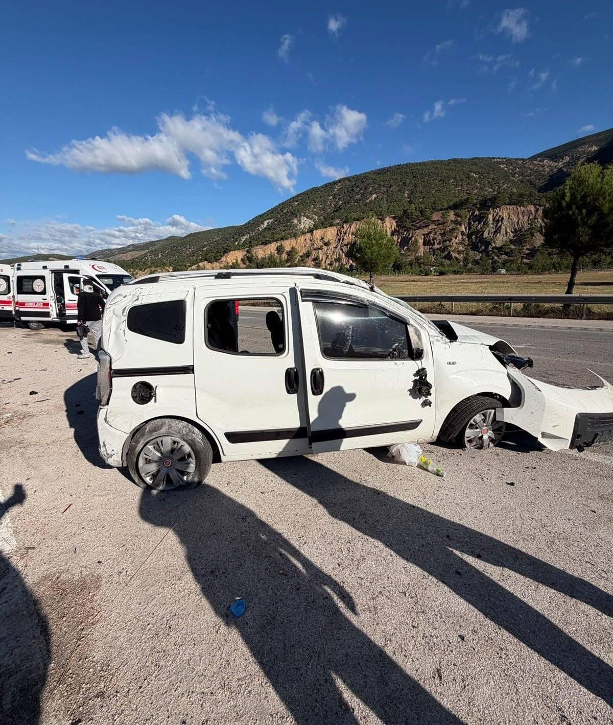 Refüje çarpan hafif ticari araç, takla attı; 4 yaralı