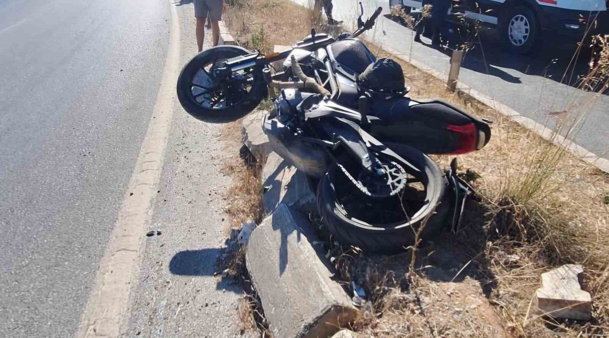 Refüje çarpan motosikletli genç hayatını kaybetti