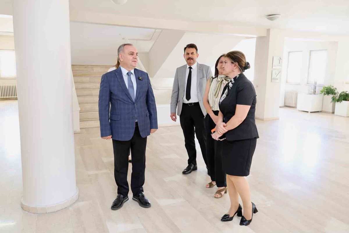 Rektör Prof. Dr. Altun, Mimarlık Fakültesi’ndeki tamamlanan tadilat çalışmalarını yerinde inceledi