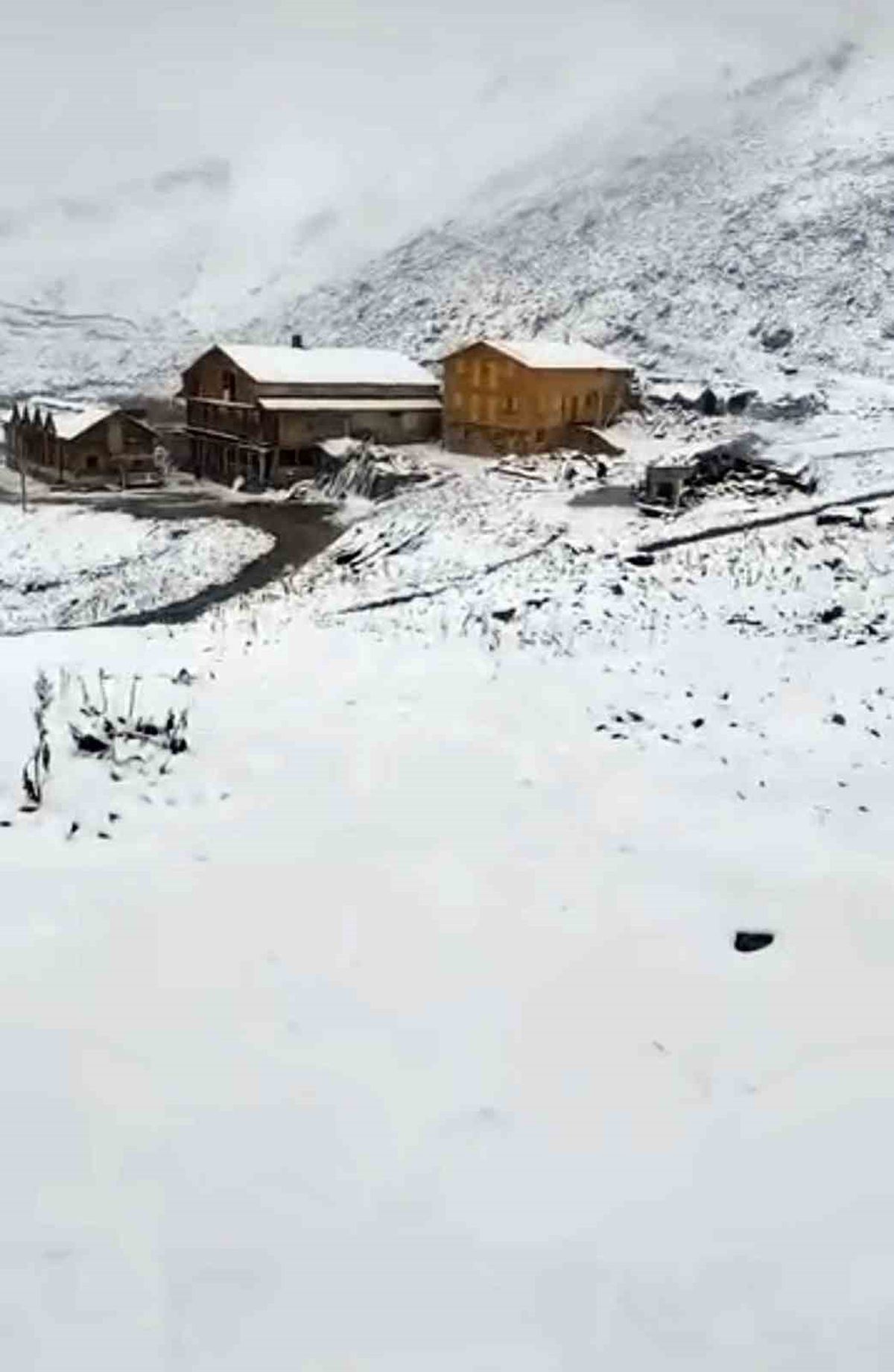 Rize’nin yaylalarına Eylül’de kış geldi, 3 bin 100 metre yükseklikte bulunan Tahpur Yaylası beyaza büründü