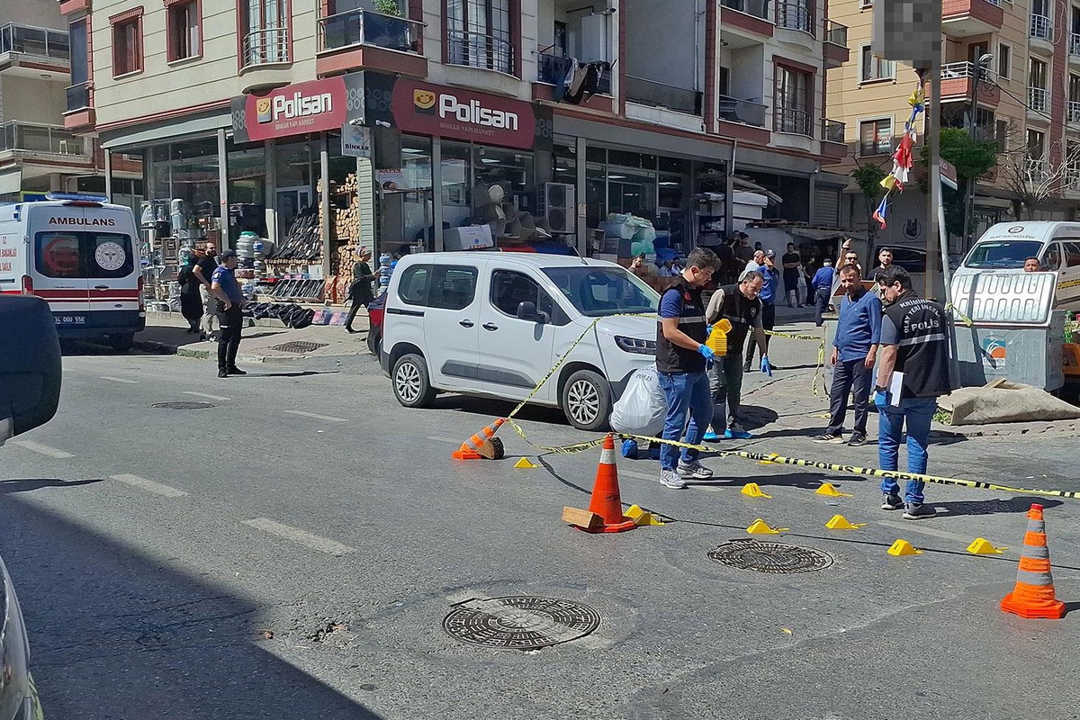 Seyir halindeki otomobile yapılan silahlı saldırıda 1 kişi hayatını kaybetti