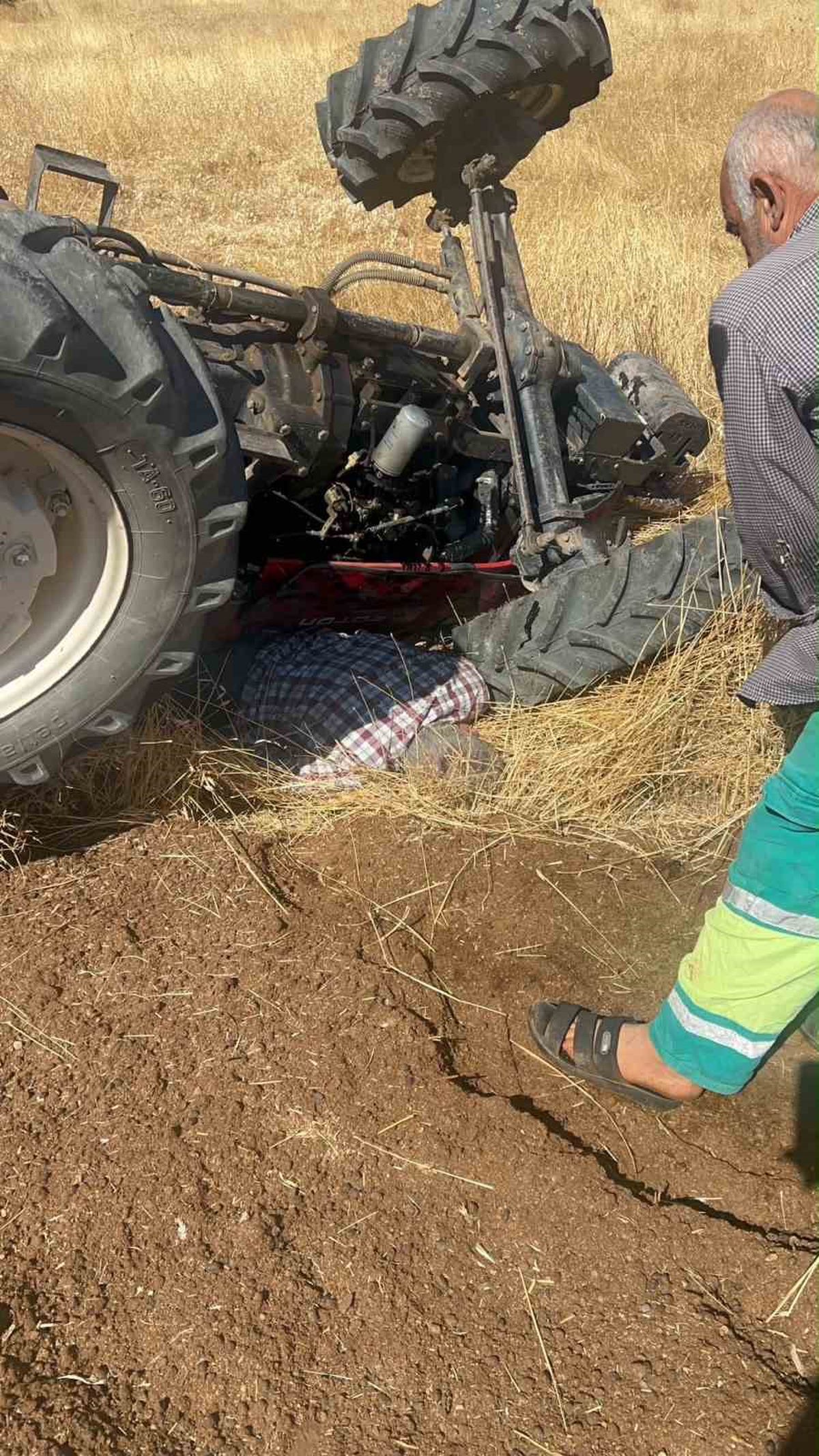 Şanlıurfa’da devrilen traktörün sürücüsü yaralandı