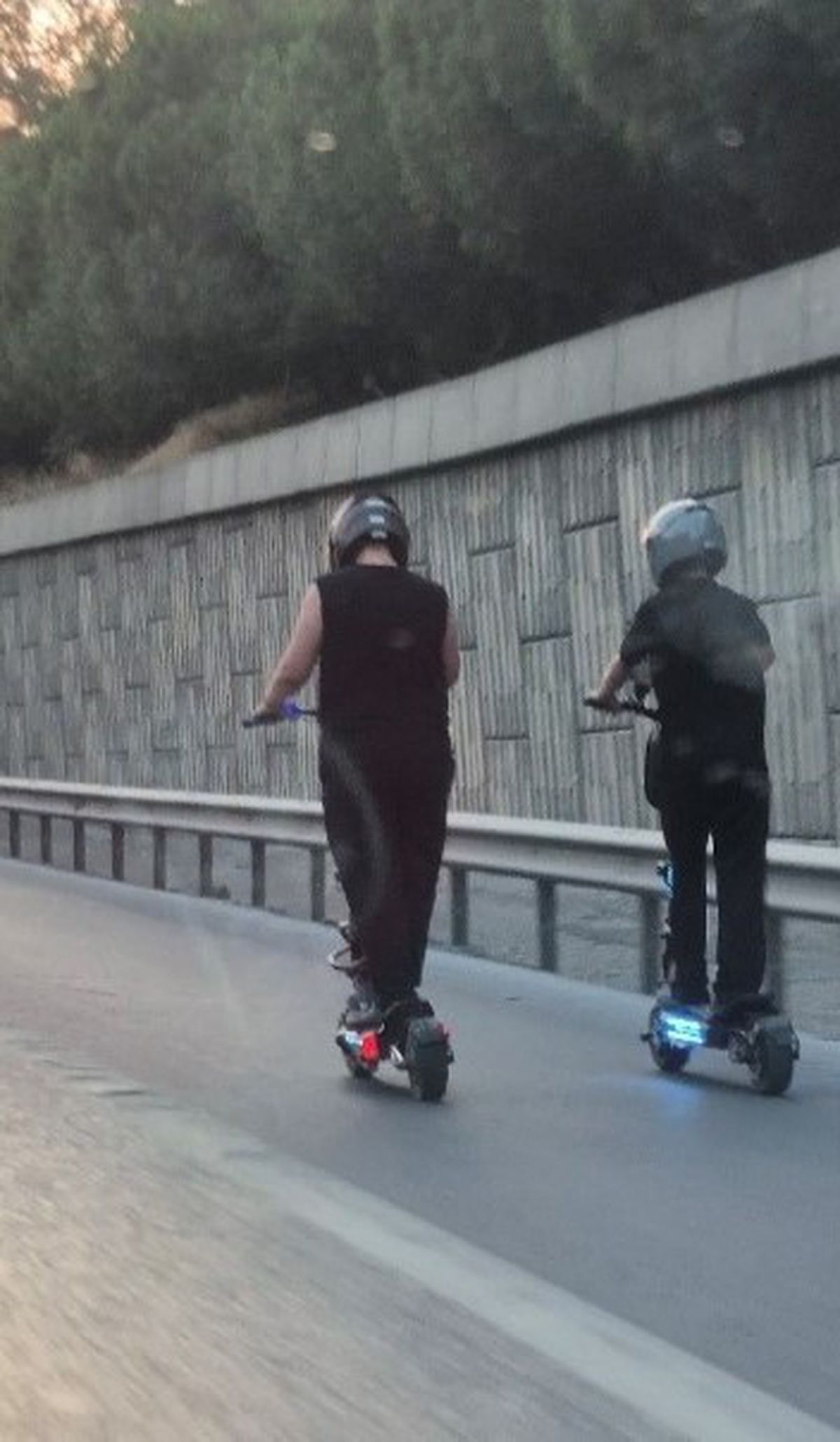 TEM Otoyolu’nda tehlikeli yolculuk: 2 kişi elektrikli skuterla kilometrelerce ilerledi