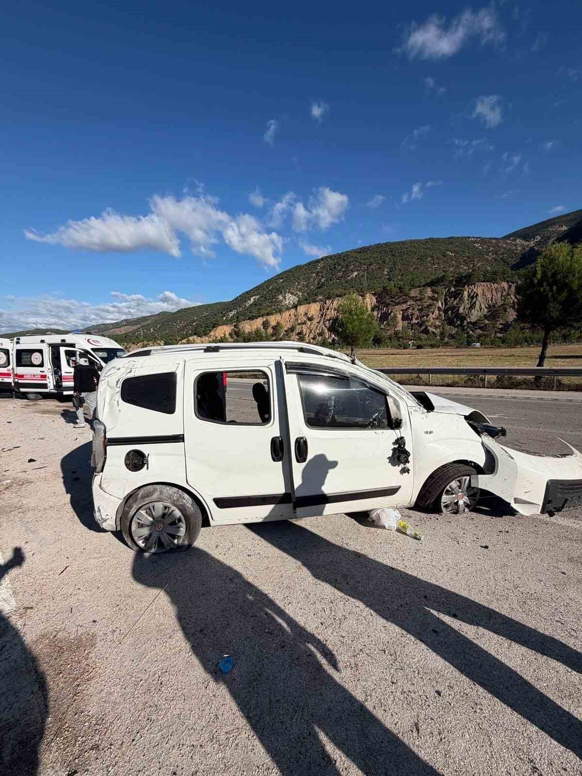Tokat’ta hafif ticari araç takla attı: 2’si ağır 4 yaralı